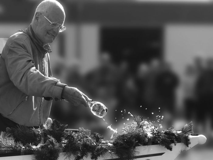 Bernd Neubeck bei der Taufe eines Ruderbootes.