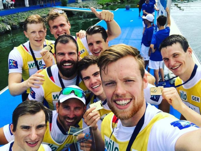 Gruppenfoto: Mannschaft des Deutschlandachters hält ihre Weltcup-Goldmedaillen aus Luzern.