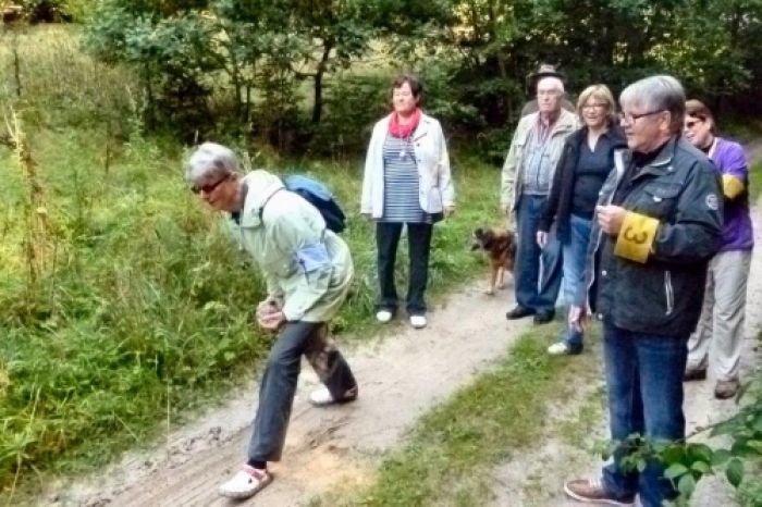 Boßel-Spieler auf Waldweg