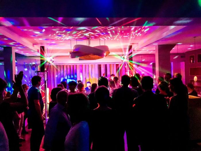 Szene mit bunten Scheinwerfern im Ruderhaus