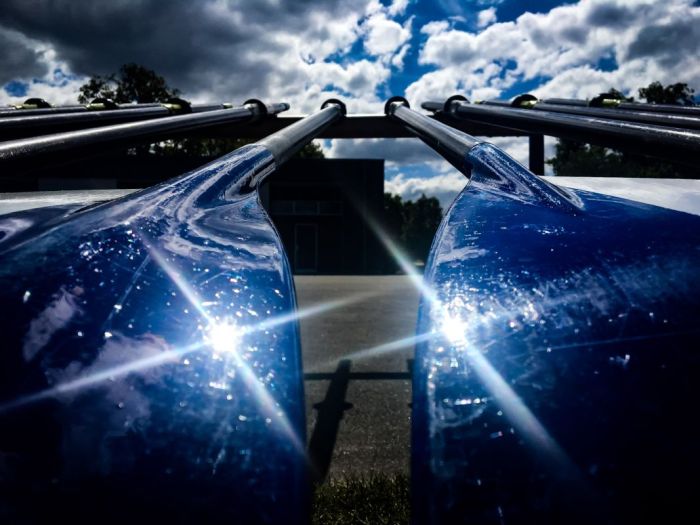 Ruderblätter, blauweiß-lackiert, mit Sonnenreflexionen