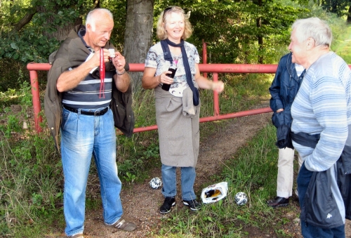 Boßel-Spieler auf Waldweg